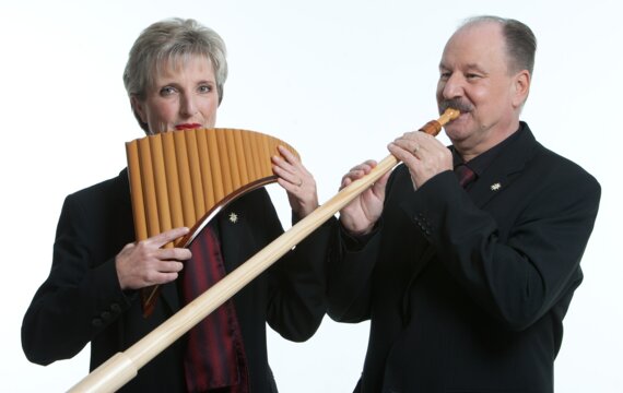 Das AlpPan Duo: Kurt Ott (Alphorn) und Käthi Kaufmann (Panflöte)